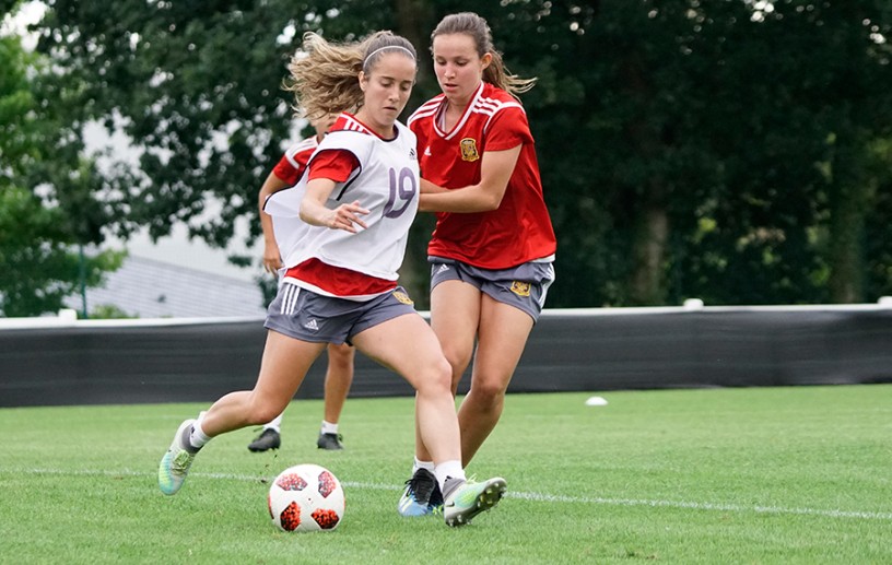 Maite Oroz, jugadora de la Selección española Sub-20 femenina junto a su compañera Paula Sancho
