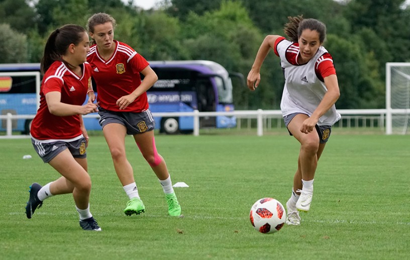 Momento del entrenamiento de la Sub-20 femenina en Francia