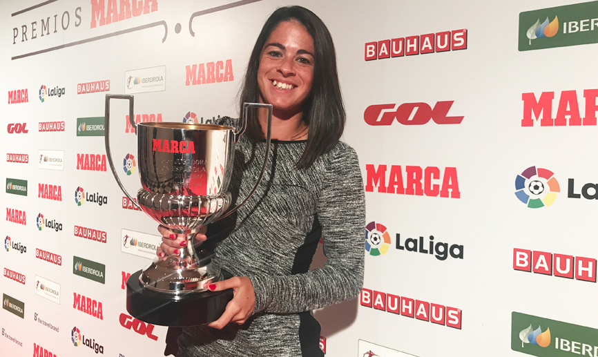 Marta Torrejón con su premio a la mejor jugadora de la Selección