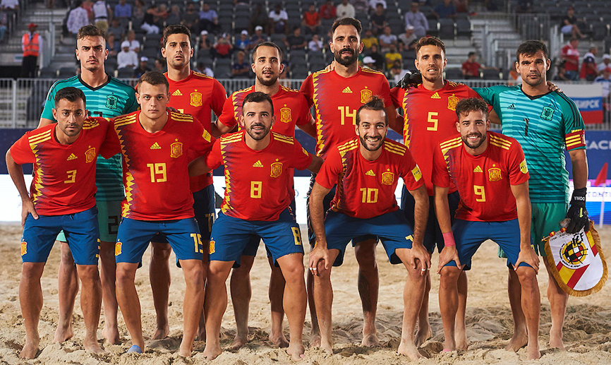 La Selección española de fútbol playa posa antes de su encuentro contra Emiratos Árabes en Dubái
