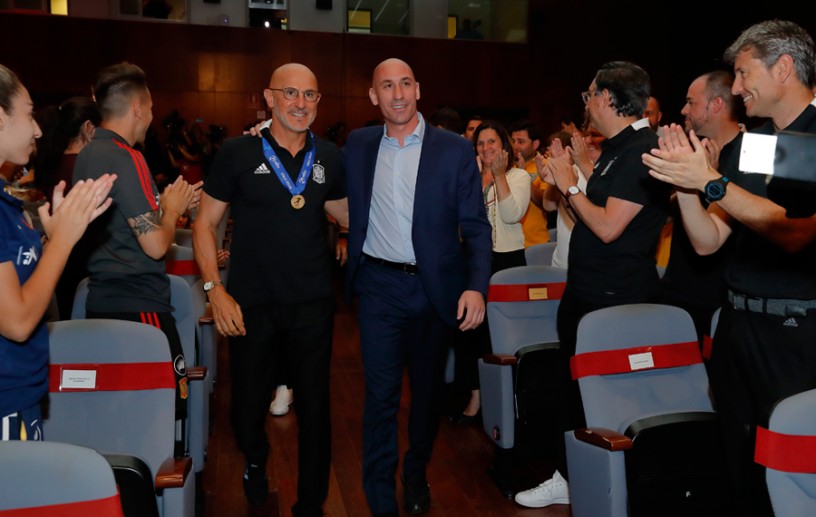 El presidente de la RFEF y el seleccionador Sub-21 reciben la ovación en el auditorio Luis Aragonés