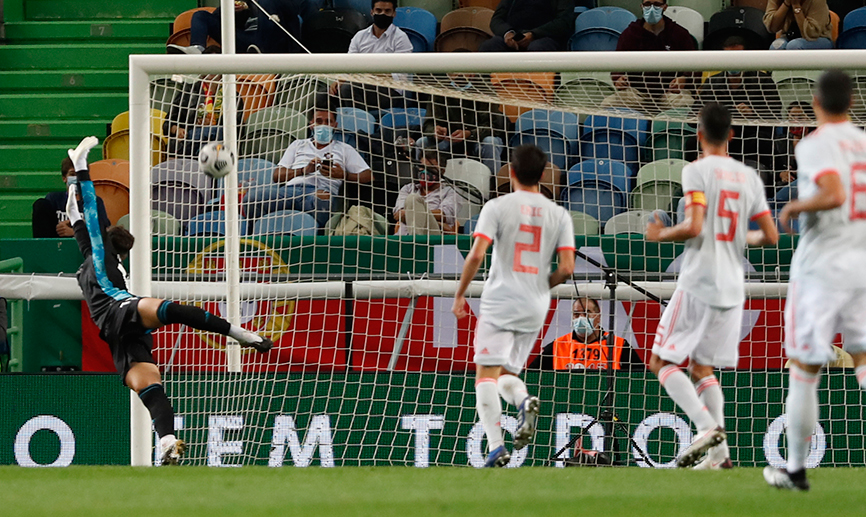Momento del partido entre Portugal y España jugado en Lisboa