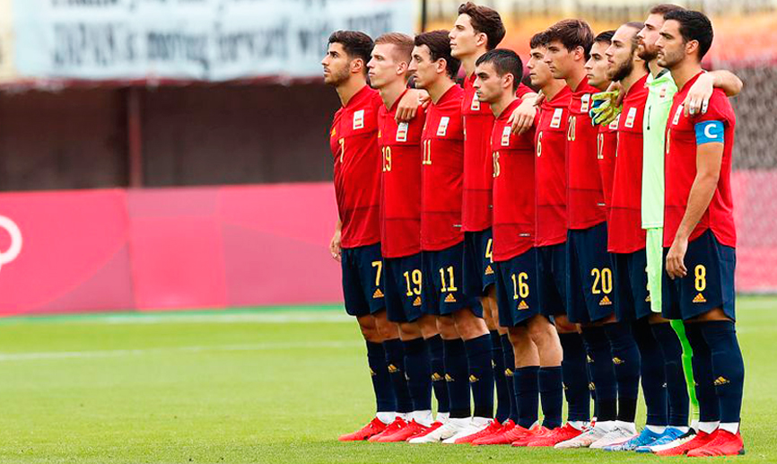 La Selección española escucha el himno antes del encuentro frente a Costa de Marfil