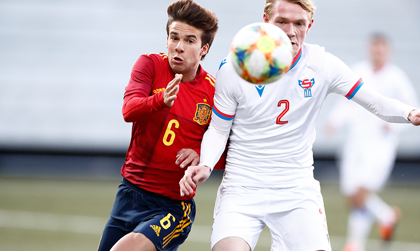 Riqui Puig pelea por la victoria durante el partido es Islas feroe