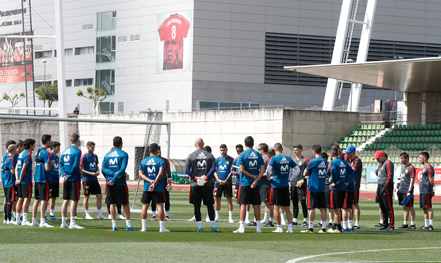 Julen Lopetegui ofrece instrucciones al equipo durante el entrenamiento de este jueves