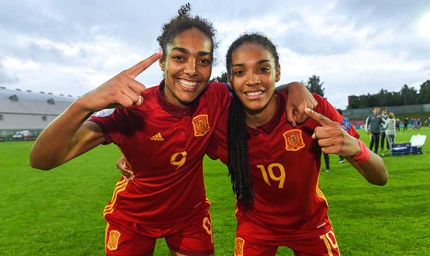 Las jugadoras de la selección española Sub-17 femenina celebran su pase a la final del Campeonato de Europa