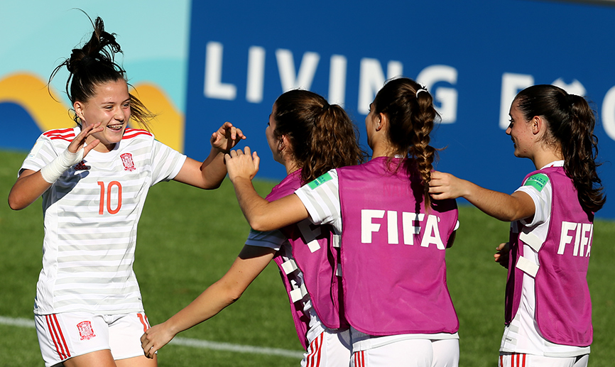Claudia Pina celebra un gol con sus compañeras