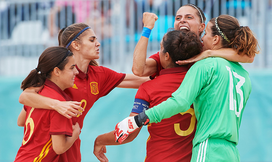 Las jugadoras españolas se abrazan después de un gol