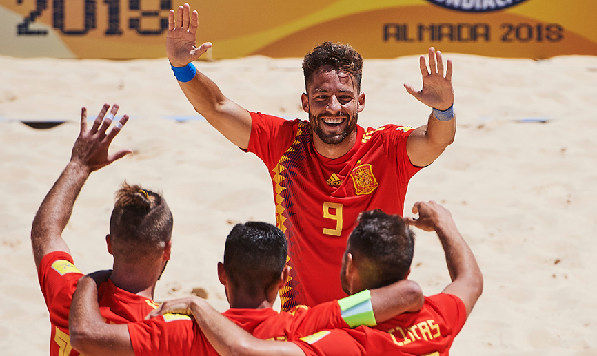 Eduard celebra un gol con sus compañeros de equipo