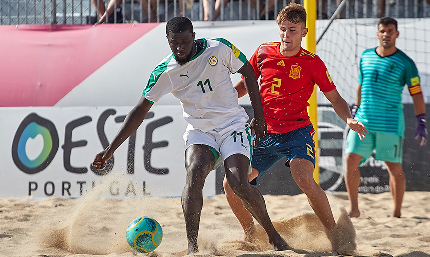 David Ardil pugna por un balón