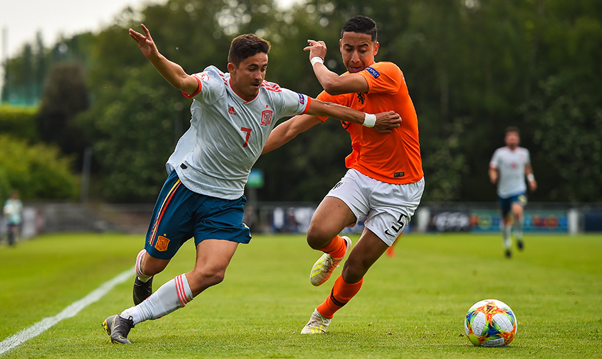 Yeremi Pino puja por el balón con un holandés