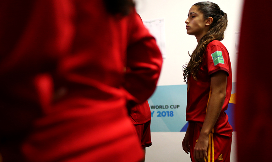 Jana esperando la salida al campo