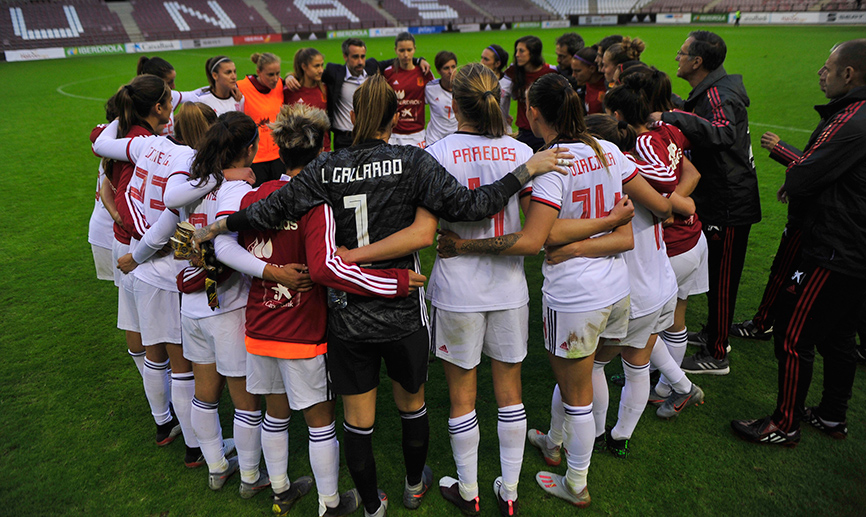 Piña del equipo después del partido