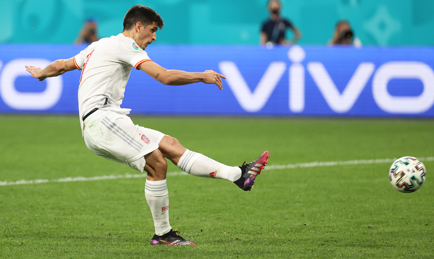 Gerard Moreno lanza su penalti en la tanda  contra Suiza