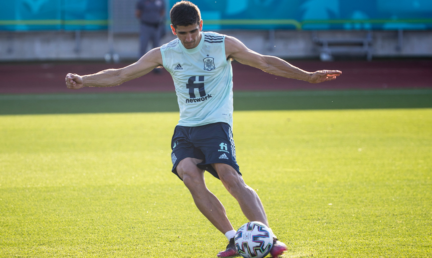 Gerard Moreno dispara a puerta durante el entrenamiento de la Selección española