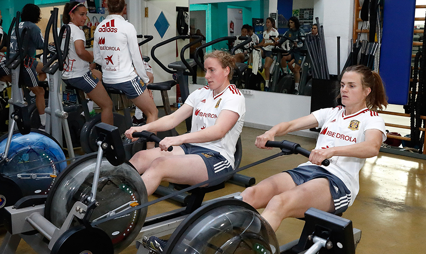 Irene Paredes y Mariasun Quiñones trabajan en el gimnasio