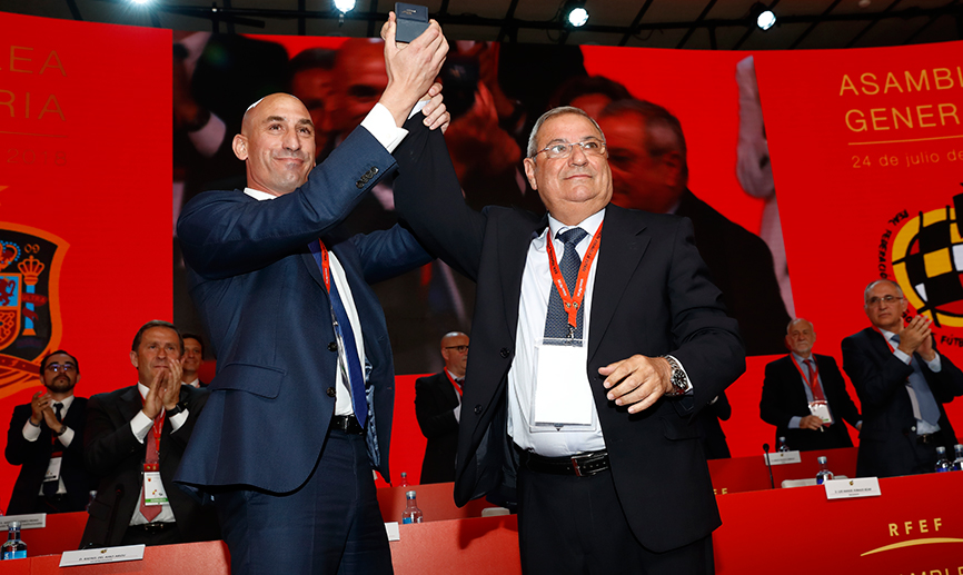 Ginés Meléndez recibe la insignia de oro y brillantes de manos de Luis Rubiales