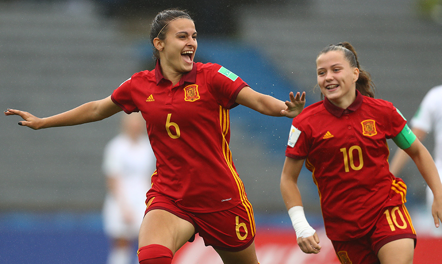 Irene celebra el gol con Claudia Pina