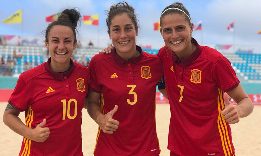 Las tres goleadoras posan tras el partido