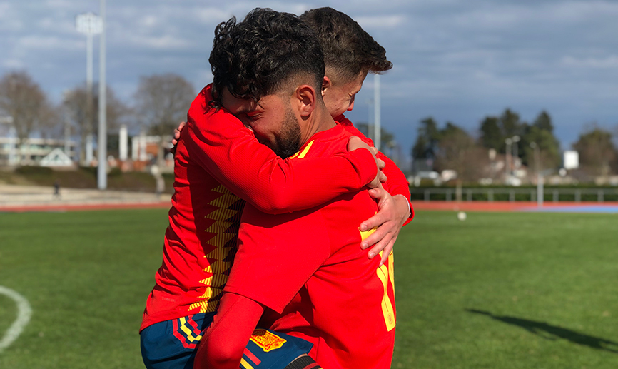 Adri y Germán celebran uno de los goles del partido