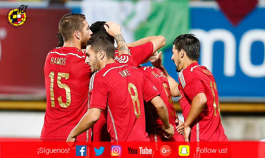 Los jugadores se abrazan tras un gol ante Costa Rica