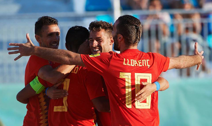 Los jugadores de España de abrazan tras un gol
