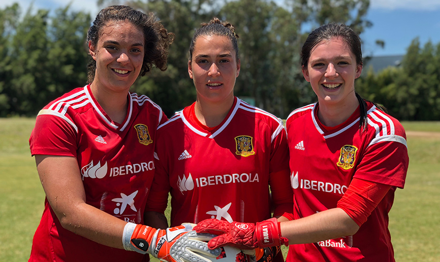 María, Cata y Paula posan después del entrenamiento