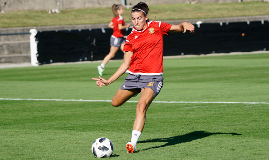 Patricia Guijarro remata a puerta durante el entrenamiento