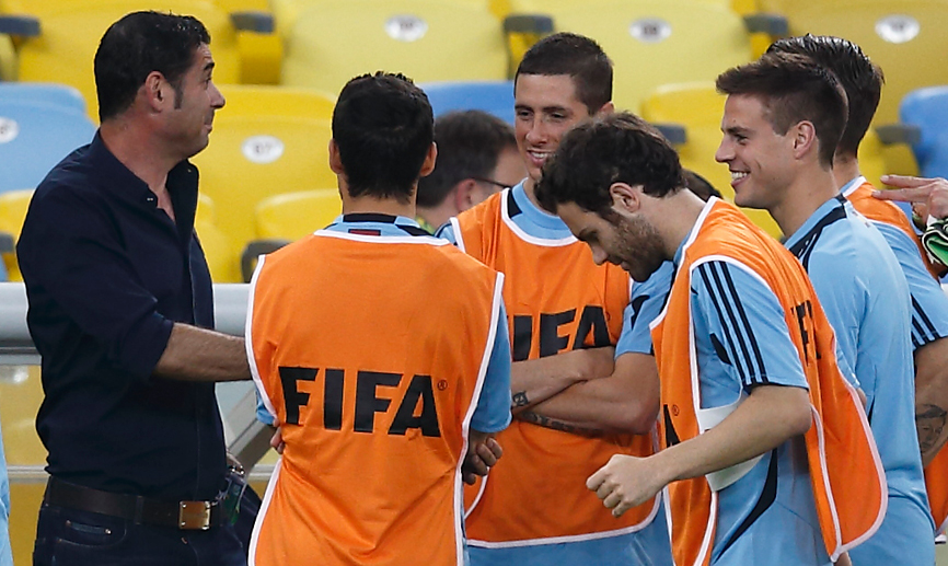 Hierro habla con jugadores de la Selección