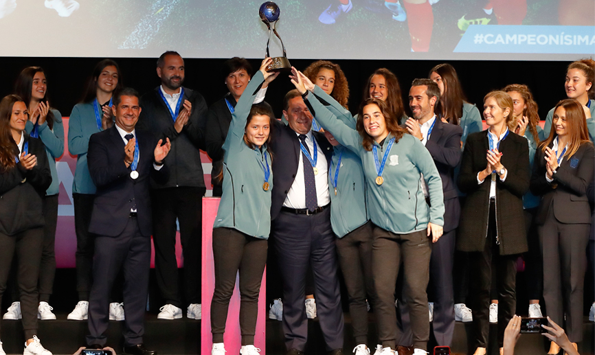 Las campeonas mundiales reciben un caluroso homenaje en Las Rozas