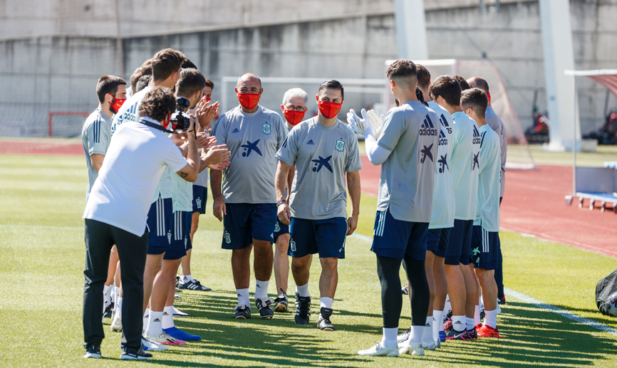  El equipo agradece su trabajo a los utilleros de la Selección