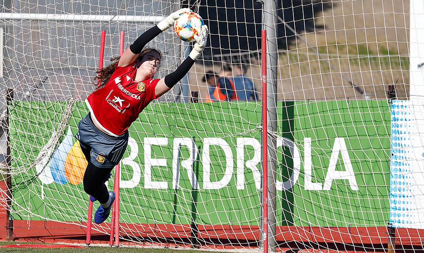 Gran estirada de la guardameta de la Sub-16