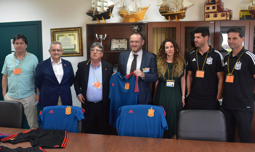 Los representantes de la RFEF en el centro penitenciario Sevilla II