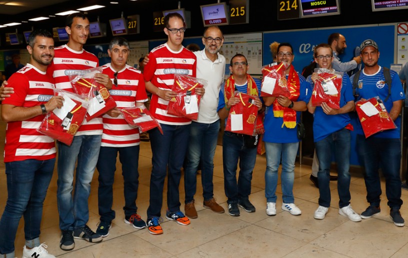 Los jugadores de fútbol playa inclusivo posan en la terminal del aeropuerto Adolfo Suárez Madrid-Barajas