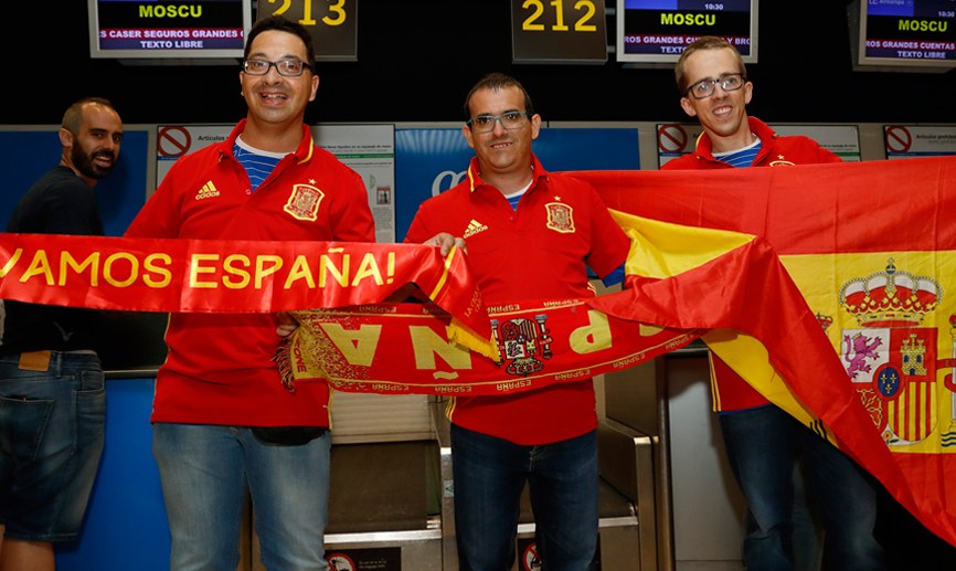 Los jugadores de fútbol playa inclusivo posan en la terminal del aeropuerto Adolfo Suárez Madrid-Barajas