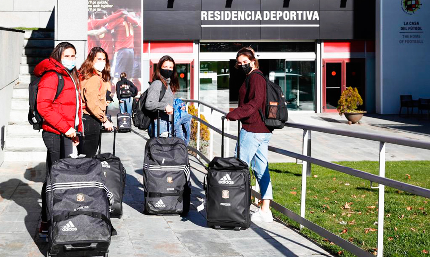 Las jugadoras de la Selección española femenina a su llegada a la Ciudad del Fútbol 