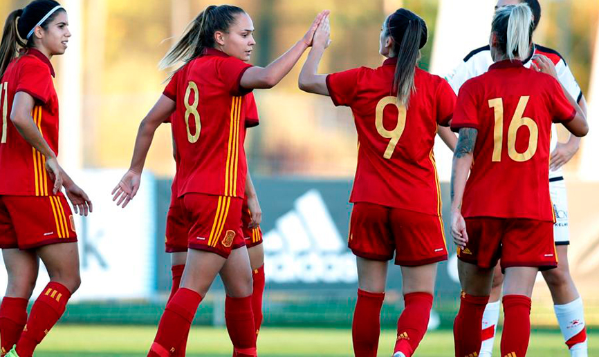 Las jugadoras de la Selección española femenina celebran un gol