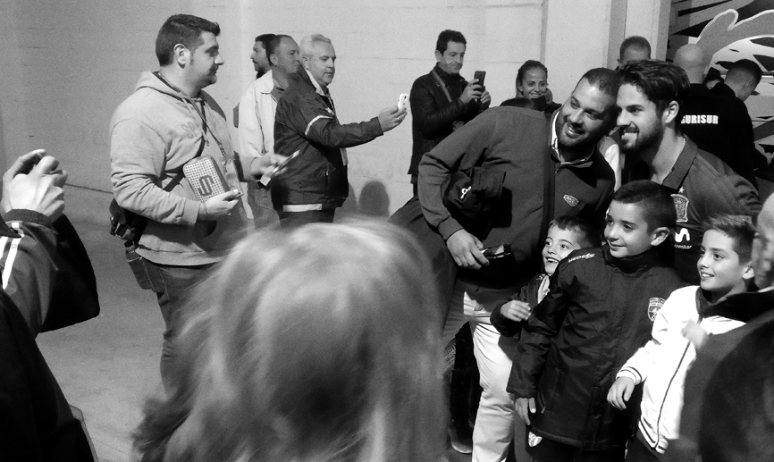 Isco posa con aficionados en La Rosaleda