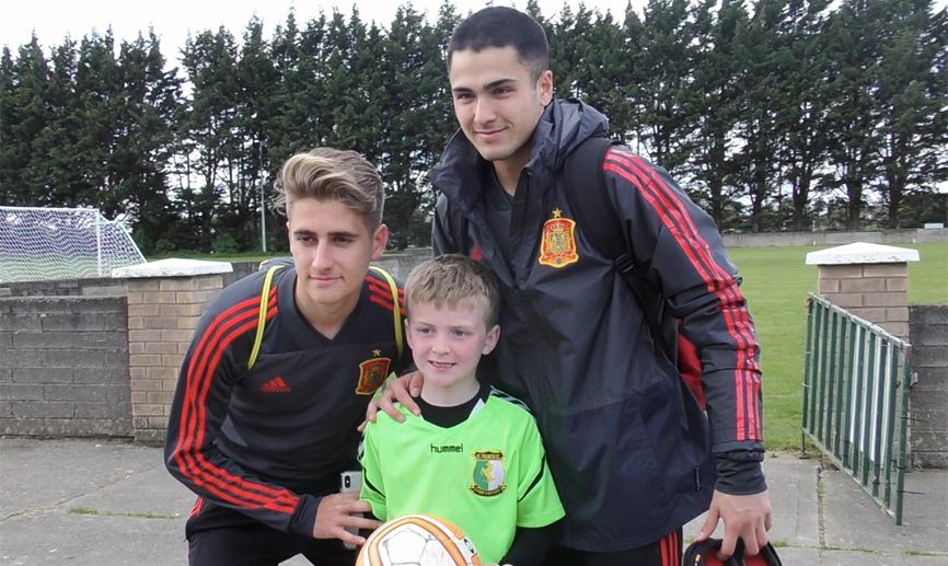 Iván y Robert con un pequeño aficionado