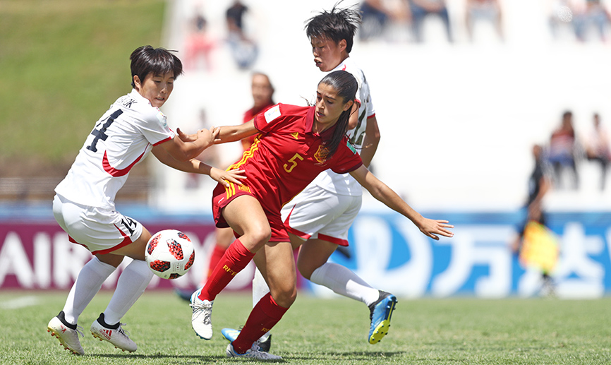 Jana Fernández puja con un balón ante una norcoeana