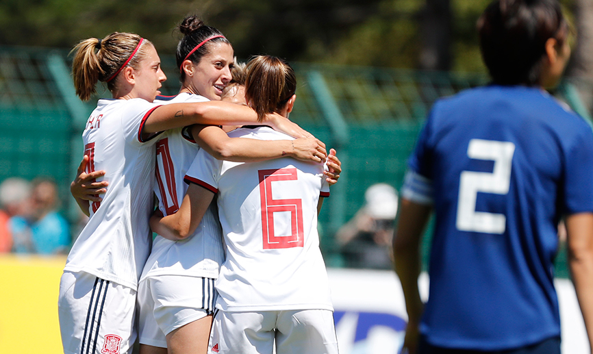 La bSelección española celebra el primer gol del partido contra Japón