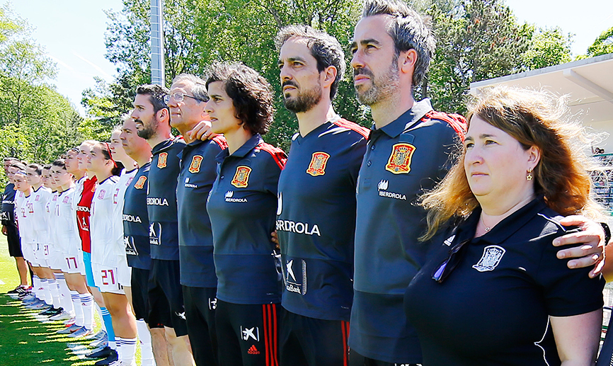 El cuerpo técnico de la Selección española escucha el himno en Le Touquet