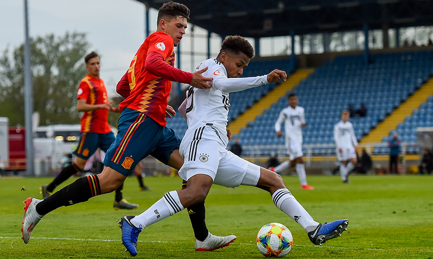 Javi López en una acción del partido