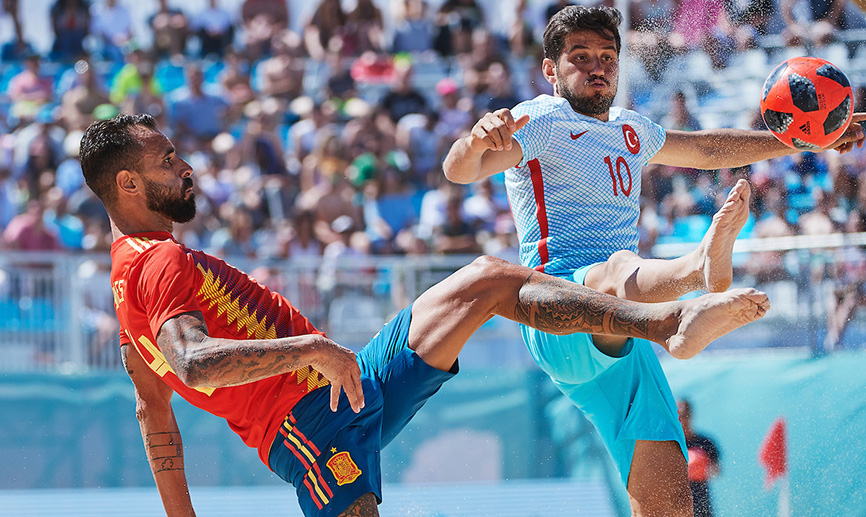 Javi Torres controla un balón ante Turquía