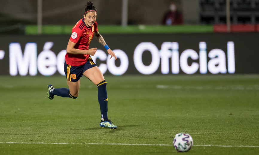 Jenni corriendo hacia el balón