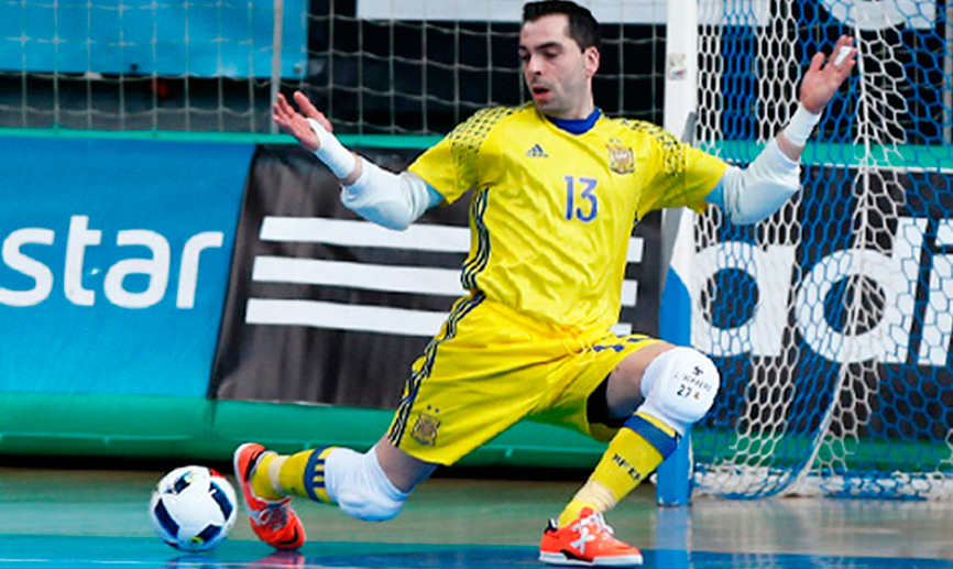 Jesús Herrero despeja un balón durante un partido con la selección española de fútbol sala