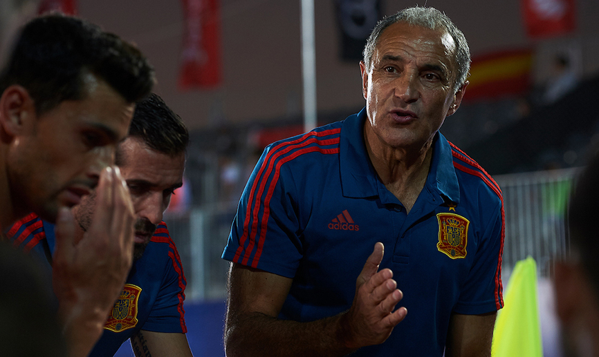 El Seleccionador nacional de fútbol playa, Joaquín Alonso, da instrucciones durante un encuentro