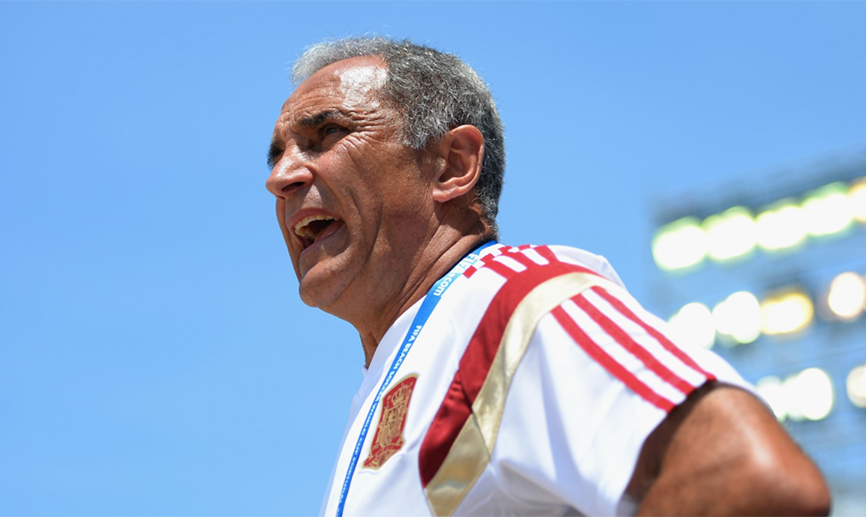 Joaquín Alonso dirigiendo un partido de España