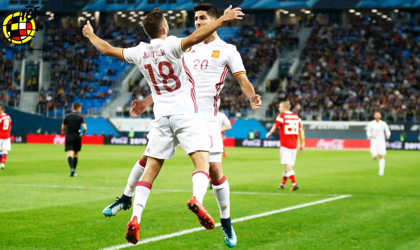 Jordi Alba celebra su gol frente a Rusia con Marco Asensio