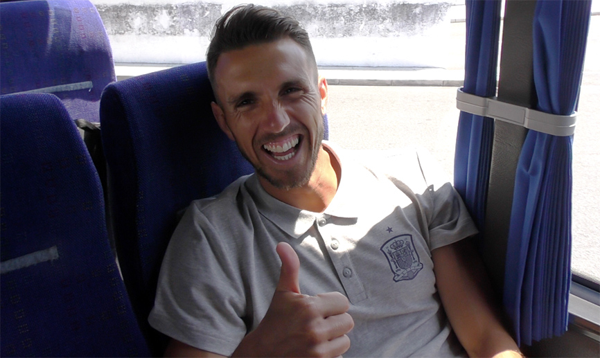 José Cintas saluda desde el autobus